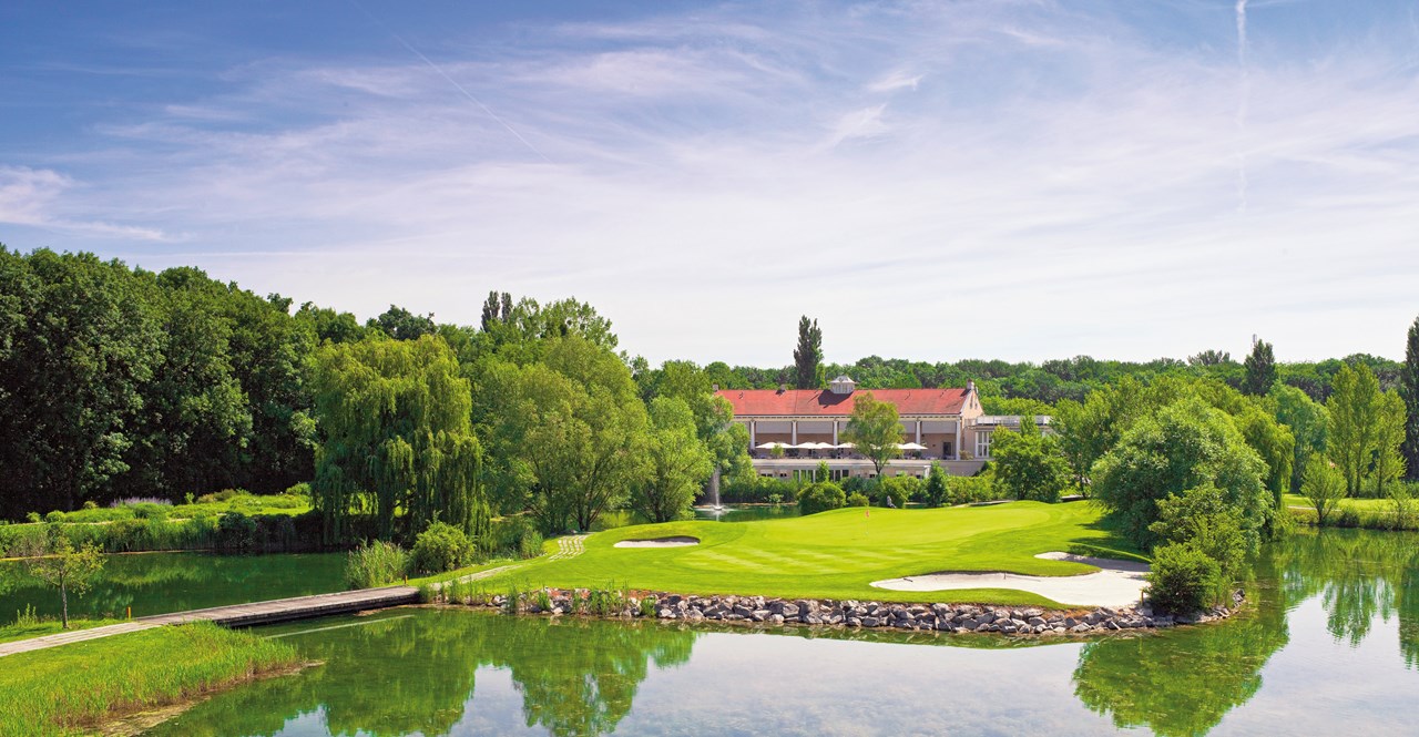 Hotel Landhaus Moserhof Golfeinrichtungen im Detail Colony Club Gutenhof - Clubhaus