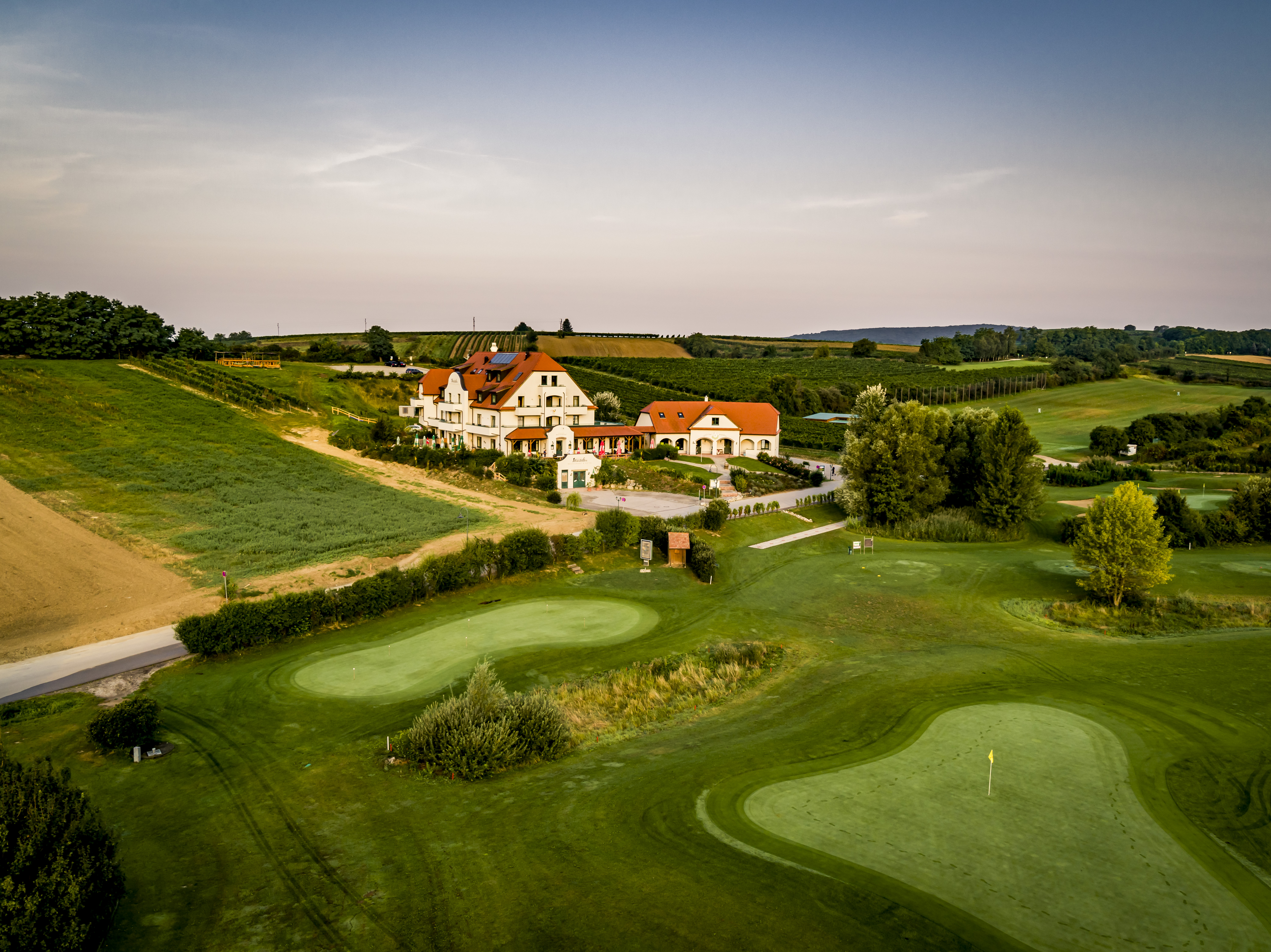 Hotel Neustifter Golfeinrichtungen im Detail Golfclub Poysdorf