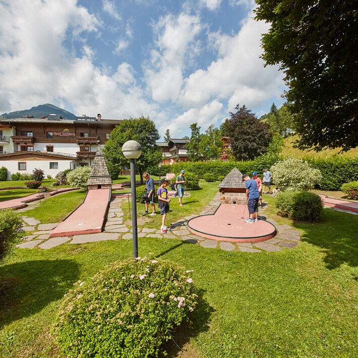 ALL INCLUSIVE Hotel DIE SONNE****s Golfeinrichtungen im Detail Minigolf Hinterglemm