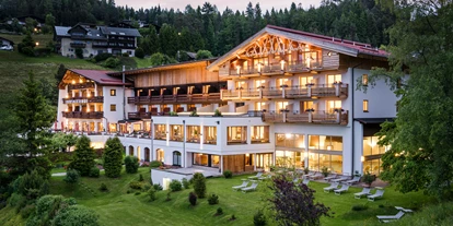 Golfurlaub - Bad und WC getrennt - Panoramahotel Inntalerhof - Außenansicht im Sommer - Inntalerhof - DAS Panoramahotel