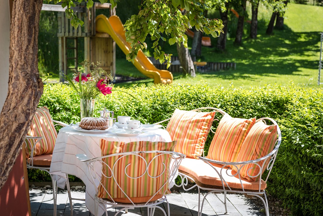 Golfhotel: Terrasse Landhaus Familienappartement mit direktem Zugang zum Garten - Inntalerhof - DAS Panoramahotel