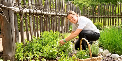 Golfurlaub - Bad und WC getrennt - Vitaltrainerin Ute im Kräutergarten - begleiten Sie Ute auf einer Kräuterwanderung und stellen Sie ihr eigenes Kräutersalz für zu Hause her! - Inntalerhof - DAS Panoramahotel