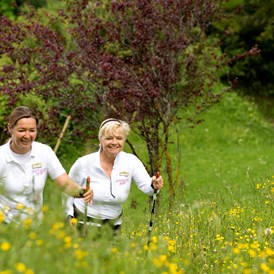 Golfhotel: Nordic Walking durch die Blumenwiese im Inntalerhof - Inntalerhof - DAS Panoramahotel
