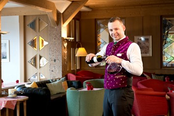 Golfhotel: Genießen Sie nach einem aktiven Tag am Abend ein Glas Wein in der Lounge, im Winter mit Kamin oder im Sommer auf der Panoramaterrasse! - Inntalerhof - DAS Panoramahotel