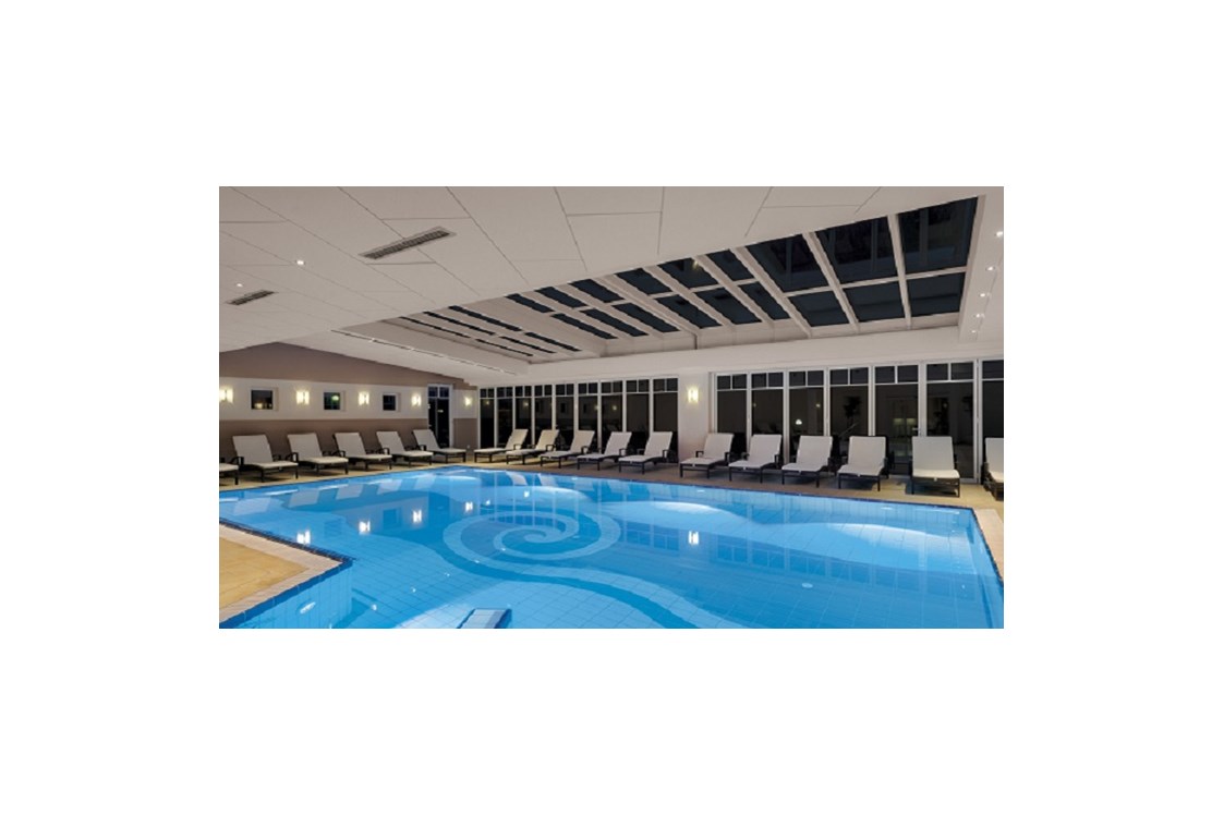 Golfhotel: Süßwasseraußenbecken mit Cabriodach und zu öffnenden Außenwänden - Hotel SONNENGUT Gmbh & Co.KG
