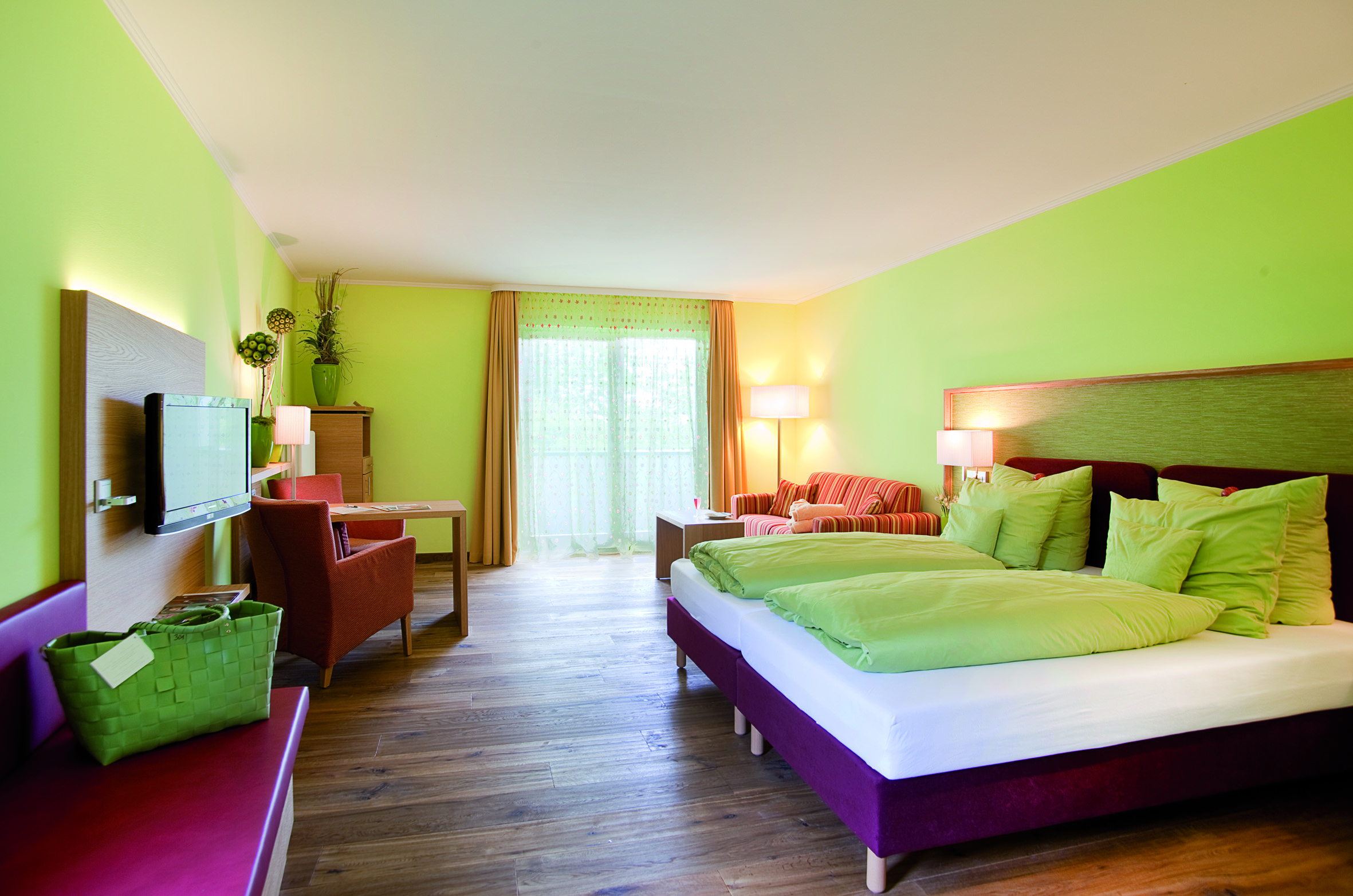 Golfurlaub - Hotel-Schwerpunkt: Golf & Gesundheit - Allergikerzimmer (30 bis 35 qm) mit Holzboden, Dusche/WC und Balkon - Hotel SONNENGUT Gmbh & Co.KG