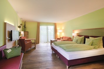 Golfhotel: Allergikerzimmer (30 bis 35 qm) mit Holzboden, Dusche/WC und Balkon - Hotel SONNENGUT Gmbh & Co.KG