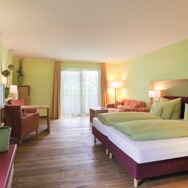 Golfhotel: Allergikerzimmer (30 bis 35 qm) mit Holzboden, Dusche/WC und Balkon - Hotel SONNENGUT Gmbh & Co.KG