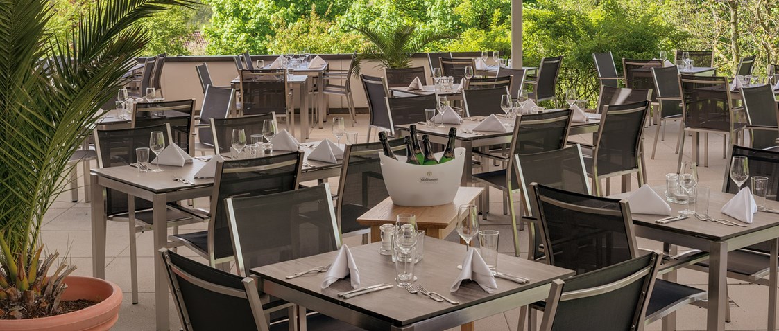 Golfhotel: Restaurant Terrasse - Hotel SONNENGUT Gmbh & Co.KG