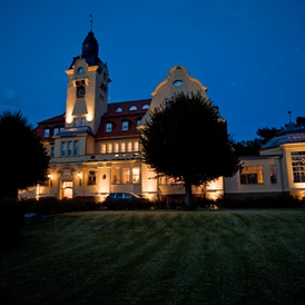 Golfhotel: Aussenansicht bei Nacht - Bernsteinschloss Wendorf