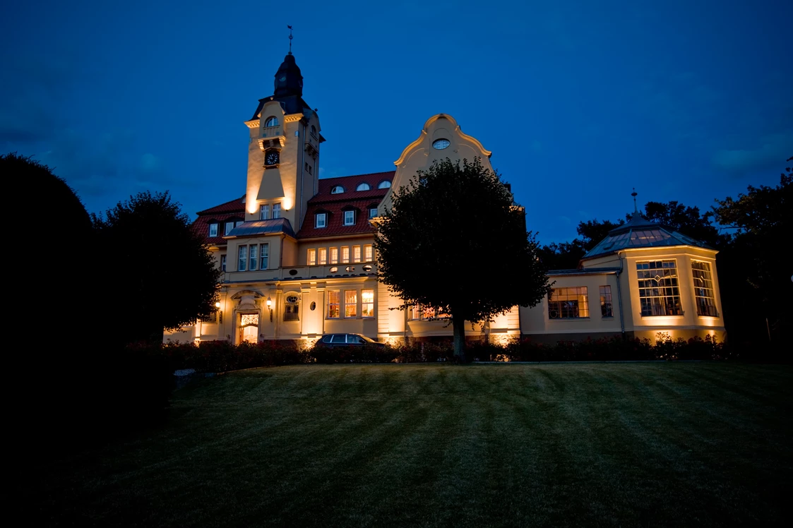 Golfhotel: Aussenansicht bei Nacht - Bernsteinschloss Wendorf