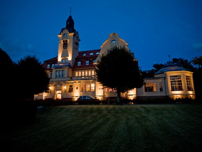 Golfurlaub - Bad und WC getrennt - Aussenansicht bei Nacht - Bernsteinschloss Wendorf