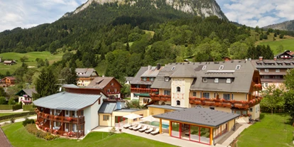 Golfurlaub - Sauna - DER PERFEKTE URLAUB
Inspirierender Aktivurlaub und behagliche Entspannungsmomente – „DER HECHL“ ermöglicht Ihnen den perfekten Urlaub. 
Unser familiär geführter Betrieb hat sich durch den Standort mitten in den malerischen Bergen des Ausseerland-Salzkammerguts in der Steiermark als perfekter Ausgangspunkt für Naturliebhaber, Sportler und Familien etabliert, und darauf sind wir besonders stolz. 
Sammeln Sie neue Kräfte und lassen Sie die Seele baumeln, ob in unseren neu gestalteten Zimmern oder im Grimming-SPA mit magischem Blick auf den Hausberg - DER GRIMMING. 
Unser Team erwartet Sie mit individueller Betreuung und herzlichem Service, ob im Restaurant oder bei Sonderwünschen. 
WIR LIEBEN WEITBLICK 
Weil wir individuelle und ganzheitliche Betreuung groß schreiben, nutzen Sie in unserem gesamten Haus und in allen Zimmern kostenloses WLAN. 
Auch unsere Parkplätze stehen für Sie gebührenfrei zur Verfügung. 
Außerdem verwöhnen wir Sie im kompletten Hotel mit belebendem Grander Wasser. 
Alle News, Angebote und Pauschalpakete finden Sie auf www.hotel-hechl.at
DESIGN & TRADITION 
Mit viel Liebe, edlen Materialien und harmonischen Farbkombinationen haben wir einen Großteil unserer Zimmer und das Kaminzimmer neu gestaltetet und freuen uns, Sie mit der Kombination aus trendigem Look und traditionellem Flair zu verwöhnen. 
Auch unsere Küche sorgt für besondere Gaumenmomente, denn wir kochen kreativ-traditionell: Klassische Rezepte aus der Region werden mit modernen Elementen kombiniert und auch Sonderwünsche wie Gluten-freie Kost oder vegane Spezialitäten sind jederzeit auf Anfrage verfügbar. 
Inspirierender Aktivurlaub und behagliche Entspannungsmomente – Ihr zweites Zuhause in der Tauplitz.
Wir freuen uns von Herzen darauf, Sie persönlich zu begrüßen. - Hotel DER HECHL