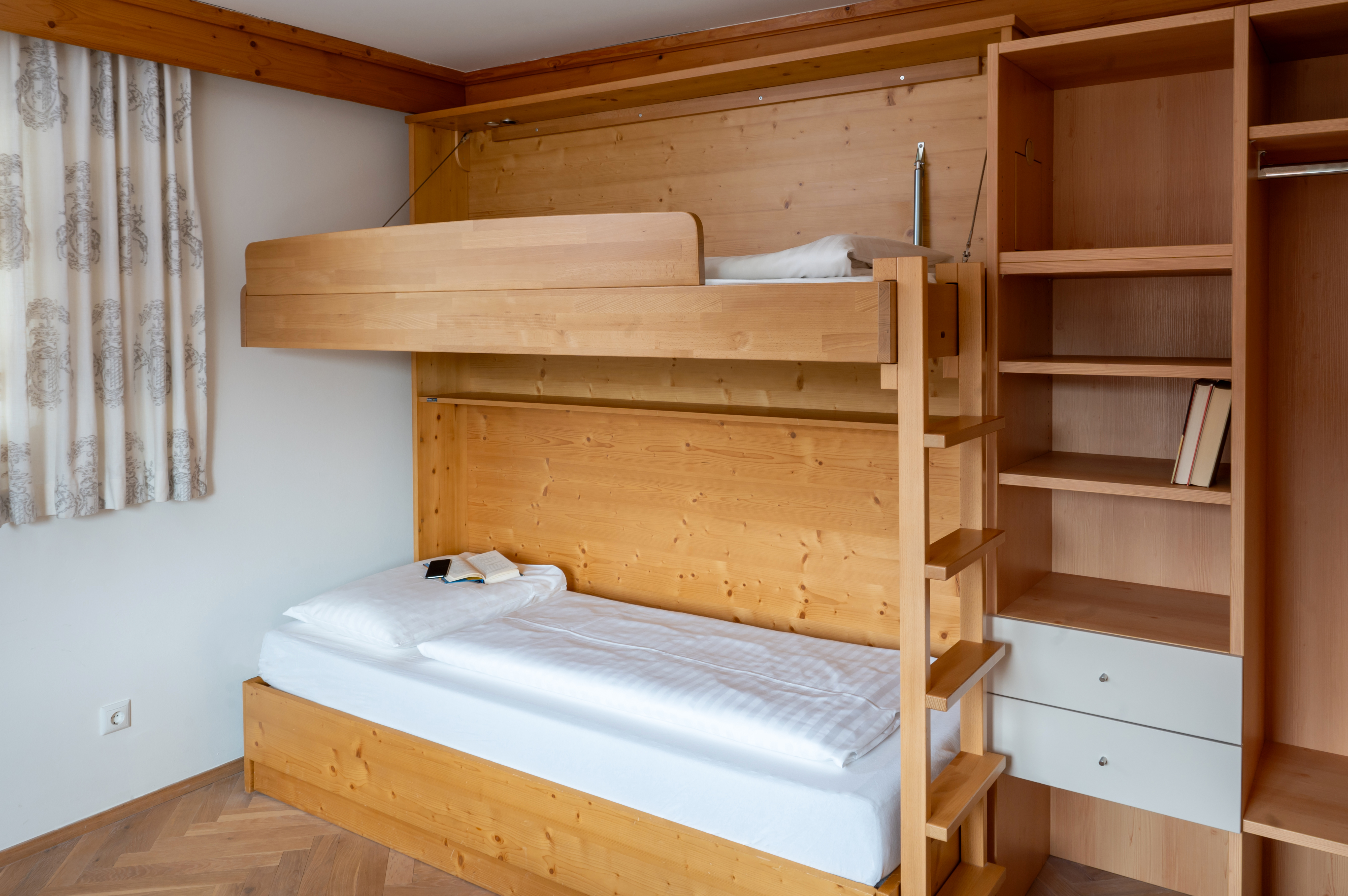 Golfhotel: Familienzimmer Wohnzimmer als Stockbetten - Hotel DER HECHL