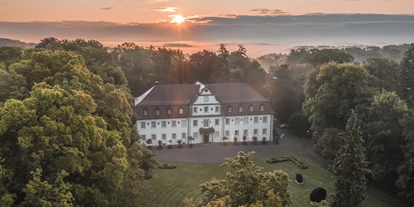Golfurlaub - Hotel-Schwerpunkt: Golf & Kultur - Jagdschloss und Park Luftaufnahme - Wald & Schlosshotel Friedrichsruhe