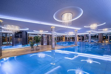 Golfhotel: 20 m Indoorbecken mit Attraktionspools und Wasserfallturm - 5-Sterne Wellness- & Sporthotel Jagdhof