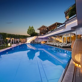 Golfhotel: 25 m langer, ganzjährig beheizter Infinity-Pool mit Sprudelliegen - 5-Sterne Wellness- & Sporthotel Jagdhof