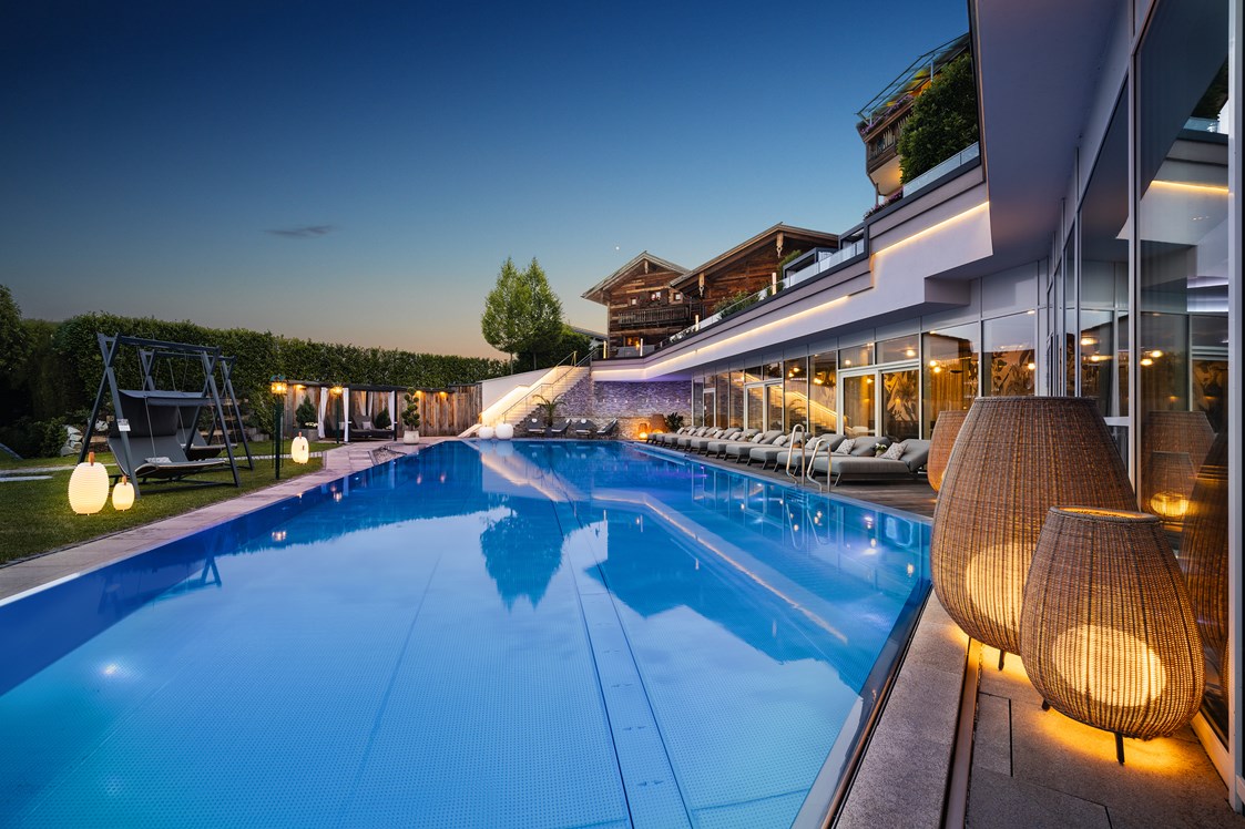 Golfhotel: 25 m langer, ganzjährig beheizter Infinity-Pool mit Sprudelliegen - 5-Sterne Wellness- & Sporthotel Jagdhof