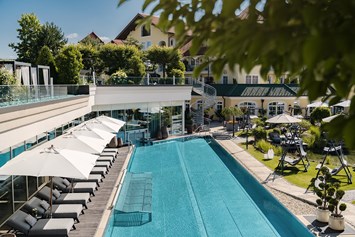 Golfhotel: 25 m Infinity-Pool im Gartenbereich - 5-Sterne Wellness- & Sporthotel Jagdhof