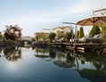 Golfhotel: 750 qm Naturbadesee mit Bio-Filtersystem - 5-Sterne Wellness- & Sporthotel Jagdhof