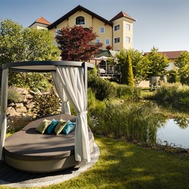 Golfhotel: Ruheoase mit Himmelbetten im Gartenbereich - 5-Sterne Wellness- & Sporthotel Jagdhof