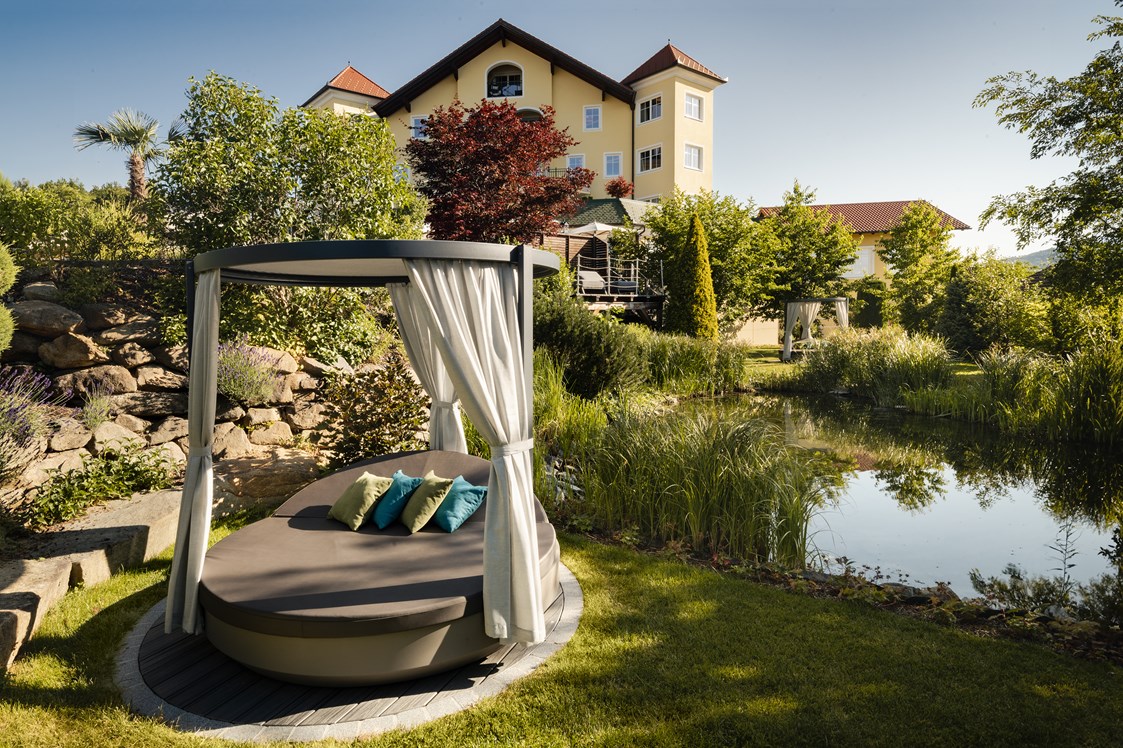 Golfhotel: Ruheoase mit Himmelbetten im Gartenbereich - 5-Sterne Wellness- & Sporthotel Jagdhof
