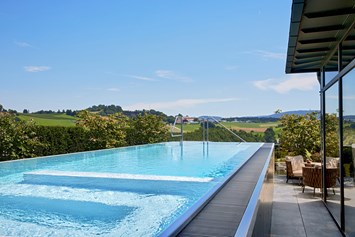Golfhotel: Privater Infinity-Pool auf der Dachterrasse der eigenen Luxus-Suite - 5-Sterne Wellness- & Sporthotel Jagdhof