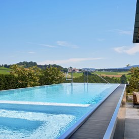 Golfhotel: Privater Infinity-Pool auf der Dachterrasse der eigenen Luxus-Suite - 5-Sterne Wellness- & Sporthotel Jagdhof