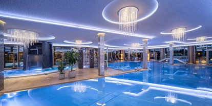 Golfurlaub - Sauna - 20 m Indoorbecken mit Attraktionspools und Wasserfallturm - 5* Wellness- & Sporthotel Jagdhof