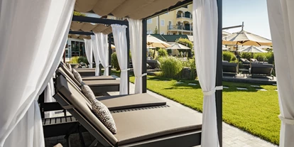 Golfurlaub - Sauna - Himmelbetten im Gartenbereich - 5* Wellness- & Sporthotel Jagdhof