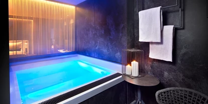 Golfurlaub - Sauna - Überdachter Hot-Whirlpool am Balkon der Luxus-Suiten - 5* Wellness- & Sporthotel Jagdhof