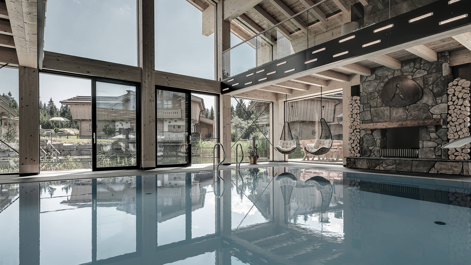 Golfhotel: INNs HOLZ Natur- & Vitalhotel****s Indoorpool mit Kamin - INNs HOLZ Natur- & Vitalhotel****s