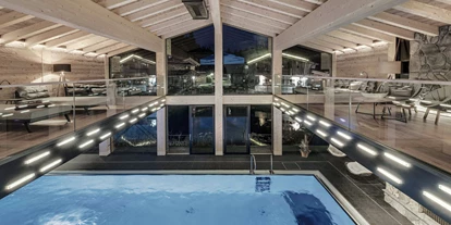 Golfurlaub - Sauna - INNs HOLZ Natur- & Vitalhotel****s Indoorpool bei Nacht - INNs HOLZ Natur- & Vitalhotel****s