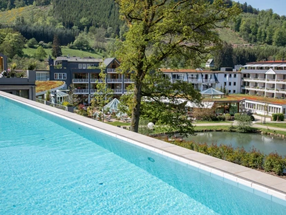 Golfurlaub - Bad und WC getrennt - Infinity Pool im Adults-Only Wellnessbereich Hotel Deimann - Romantik- & Wellnesshotel Deimann