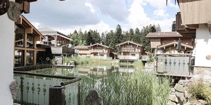 Golfurlaub - Sauna - INNs HOLZ Chaletdorf mit INNs HOLZ See im Sommer - INNs HOLZ Chaletdorf