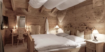 Golfurlaub - Sauna - INNs HOLZ Chalet Schlafzimmer mit Zirbenholzbett, Flatscreen TV, begehbarem Schrank samt Safe und Balkon - INNs HOLZ Chaletdorf
