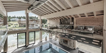 Golfurlaub - Sauna - INNs HOLZ Chaletdorf Waldblick-Panoramalounge mit Blick auf Indoorpool, INNs HOLZ See und Chaletdorf im Sommer - INNs HOLZ Chaletdorf