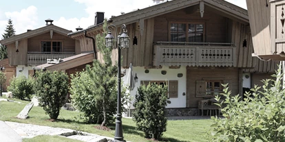 Golfurlaub - Sauna - INNs HOLZ Chaletdorf Garten im Sommer - INNs HOLZ Chaletdorf