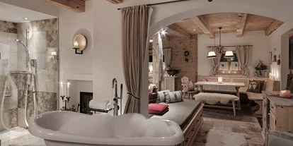 Golfurlaub - Sauna - INNs HOLZ Chalet Private Spa mit Lifestyle-Badewanne samt Blick auf den Kamin und den Chalet-Wohnraum - INNs HOLZ Chaletdorf