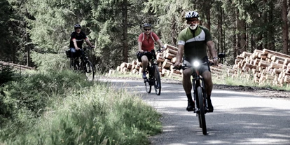 Golfurlaub - Sauna - INNs HOLZ Chaletdorf im Sommer Radfahren Mountainbike - INNs HOLZ Chaletdorf