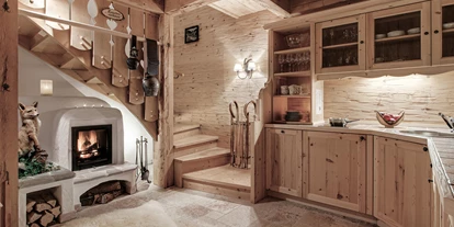 Golfurlaub - Sauna - INNs HOLZ Chalet Küche mit Blick auf den Kamin - INNs HOLZ Chaletdorf