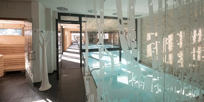Golfurlaub - Sauna - INNs HOLZ Chaletdorf Indoorpool mit Blick in die Seesauna - INNs HOLZ Chaletdorf