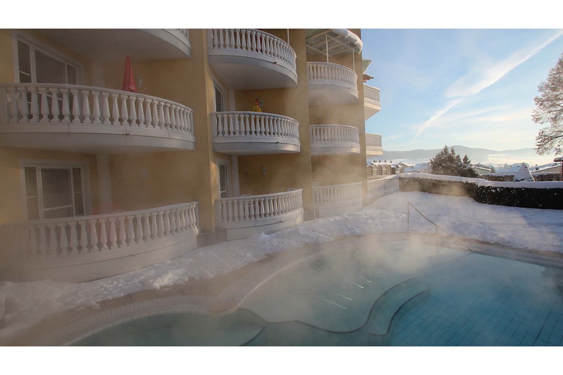 Golfhotel: Hotel Almesberger****s Beheizter Pool im Winter - Hotel Almesberger****s