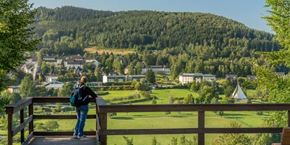 Golfurlaub - Restaurant - Der Blick auf den herrlichen Kurpark und unser Hotel - Hotel Am Kurhaus