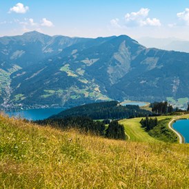 Golfhotel: Bergsee auf der Schmittenhöhe mit Blick auf den Zeller See - Hotel Sonnblick
