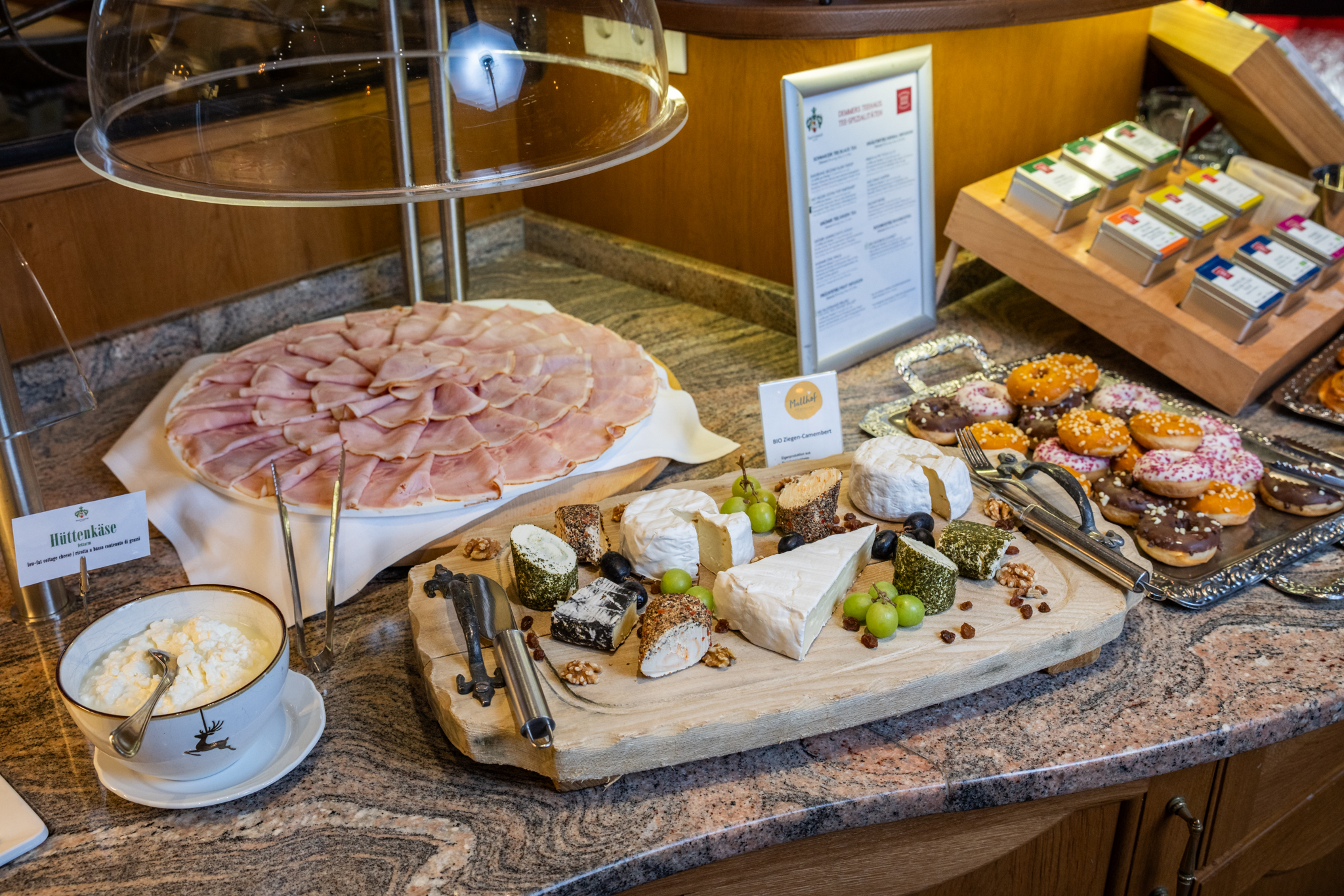 Golfhotel: Frühstücksbuffet mit regionalen Köstlichkeiten - Hotel GUT Trattlerhof & Chalets****S