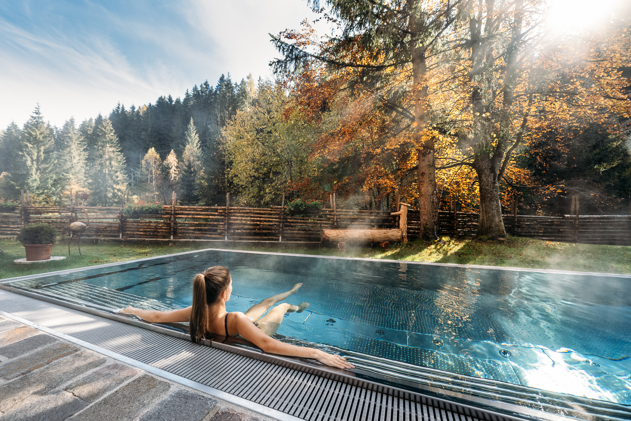 Golfurlaub - PLZ 9210 (Österreich) - Außenpool im Herbst - Hotel GUT Trattlerhof & Chalets****S