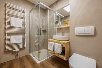 Golfhotel: Neu gestaltetes Badezimmer in den Deluxe Doppelzimmern - Vitalhotel Kaiserhof