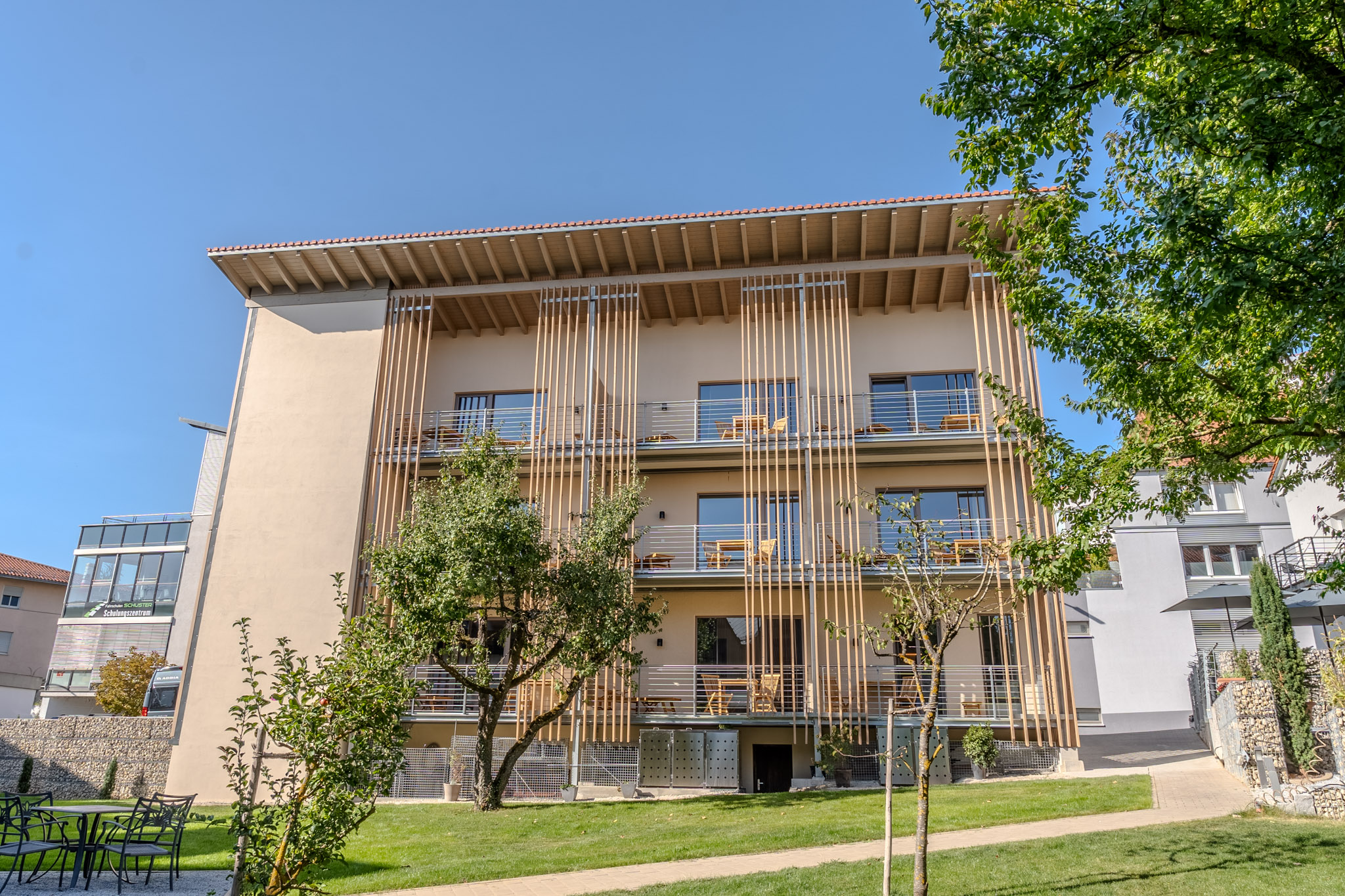 Golfurlaub - Oberpfalz - Südansicht Aparthotel Parsberg mit Garten - Aparthotel Parsberg, GreenDesign, 15 serviced Apartments und Suiten