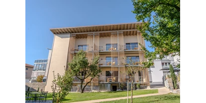 Golfurlaub - Sauna - Südansicht Aparthotel Parsberg mit Garten - Aparthotel Parsberg, GreenDesign, 15 serviced Apartments und Suiten